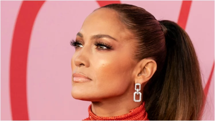 Jennifer Lopez u tregon gishtin e mesit paparacëve