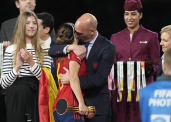 “Puthja në buzë”, Rubiales përjashtohet nga aktivitetet futbollistike