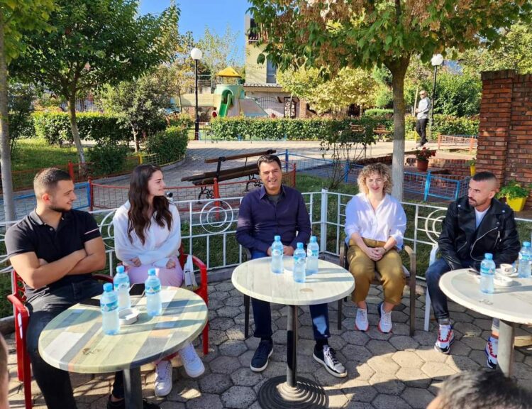 Lulzim Basha nuk fle, e nis mëngjesin e sotëm me banorët e Burrelit