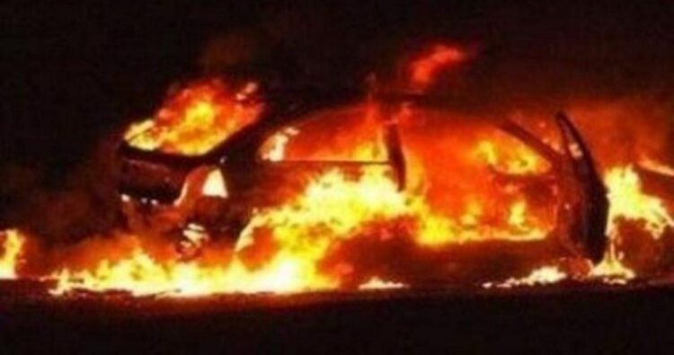 Përfshihet nga flakët makina e policit në Pogradec, ja dyshimet