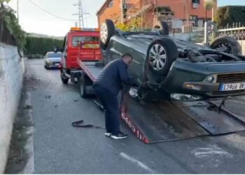 Përplaset me murin rrethues të një banese, përmbyset makina në Lezhë