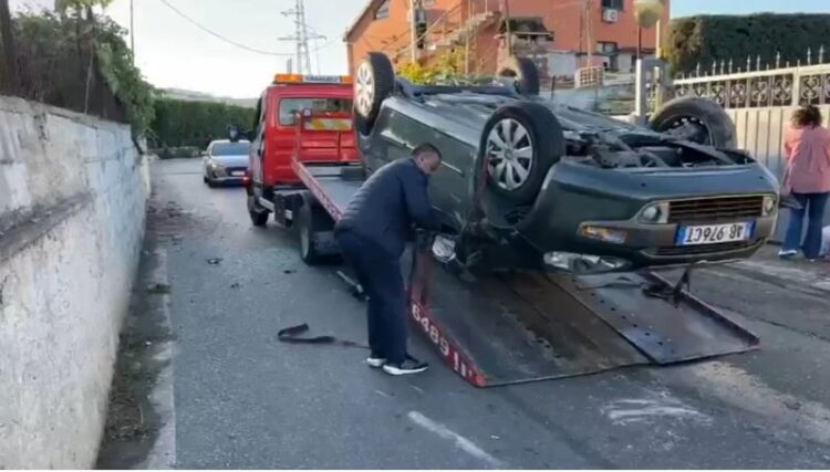 Përplaset me murin rrethues të një banese, përmbyset makina në Lezhë