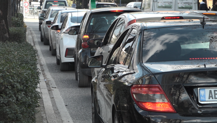 “Bujqësori” paralizon Tiranën, trafik i rënduar në aksin Kamëz-Tiranë