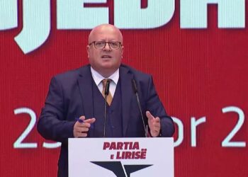 U nxorr jashtë salle, avokati i Berishës: Ja si qëndron e vërteta