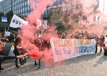 Meloni pritet me protesta në Torino, policia dhunon studentët