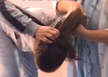 Mësuesja kapi nga flokët nxënësen, Policia: Ishte një shaka…