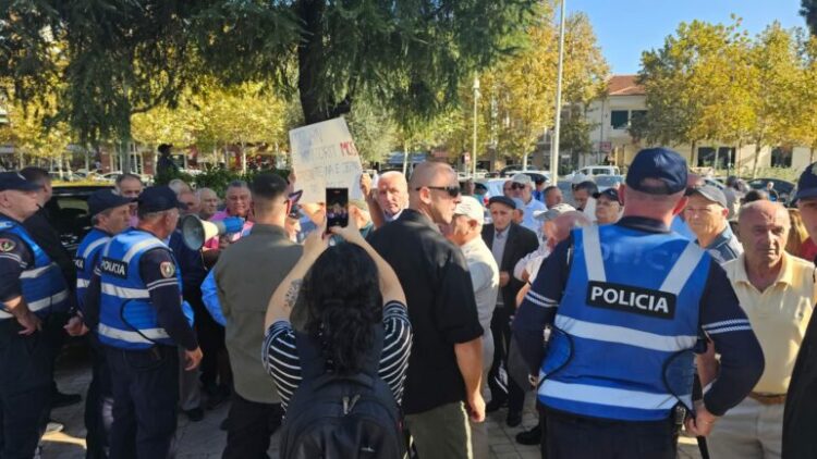 Minatorët protestë para Kuvendit: Statusin mos na e jepni pas vdekjes