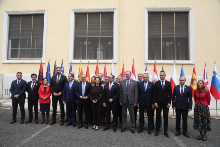 Ministeriali në Tiranë, ministri serb bojkoton foton familjare