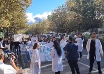 Studentët e Mjekësisë nuk ndalen, fillojnë përsëri protestën