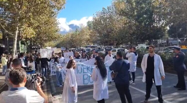 Studentët e Mjekësisë nuk ndalen, fillojnë përsëri protestën