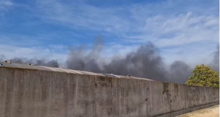 Merr zjarr fabrika e mobilerisë në Fier, zjarrfikësit në luftë…