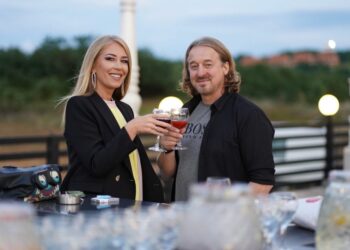 Këngëtarja shqiptare kapet prej flokësh me burrin në supermarket