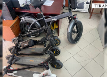 Vidhnin monopatina në Tiranë, arrestohen 2 të rinjtë (EMRAT)