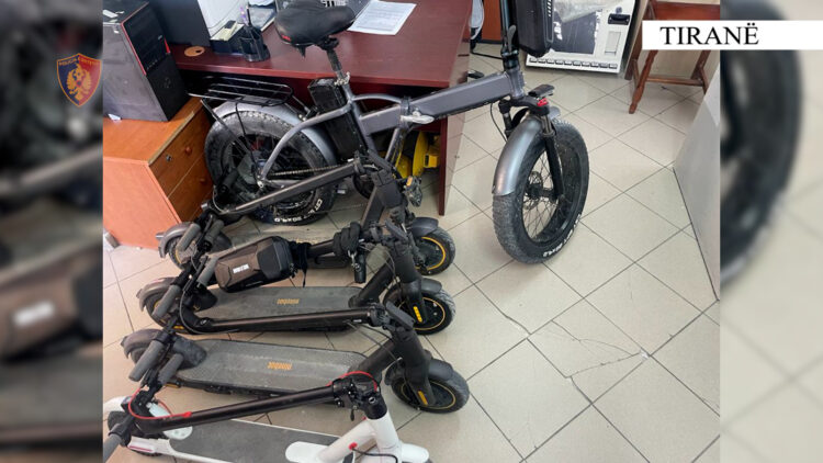 Vidhnin monopatina në Tiranë, arrestohen 2 të rinjtë (EMRAT)