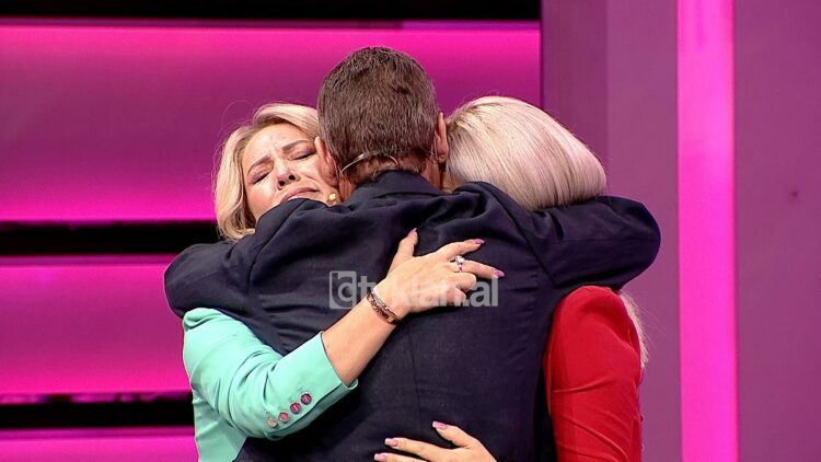 Dy motrat gjejnë vëllain pas 53 vjetësh/ Historia e trishtë