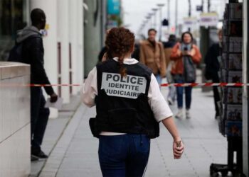 “Të gjithë do vdisni”, policia plagos gruan me hixhab në metronë e Parisit