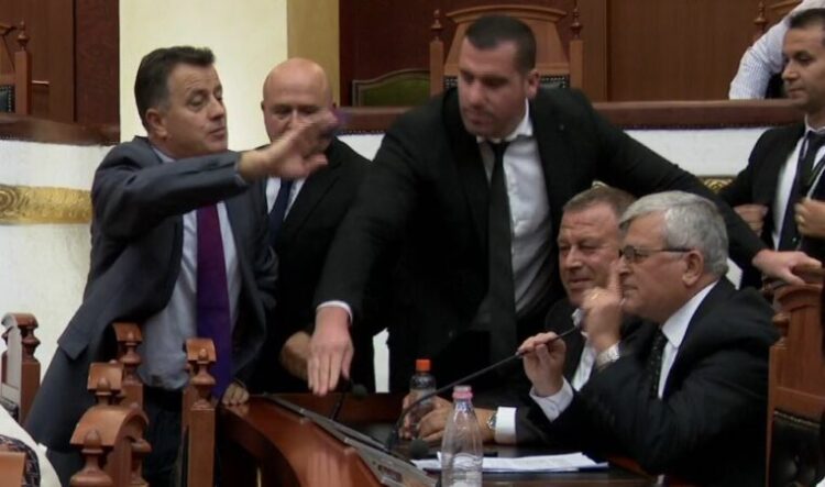 Pikante nga Kuvendi/ Noka i “rrëmbeu” mikrofonin, ja shprehja e deputetit  të PS që e irritoi