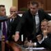 Pikante nga Kuvendi/ Noka i “rrëmbeu” mikrofonin, ja shprehja e deputetit  të PS që e irritoi