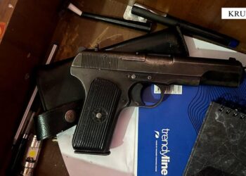 Pistoletë dhe municion luftarak në banesë, arrestohet 49-vjeçari