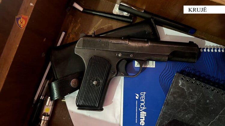 Pistoletë dhe municion luftarak në banesë, arrestohet 49-vjeçari