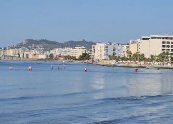 Plazh edhe në Tetor! Moti i ngrohtë shfrytëzohet nga pushuesit