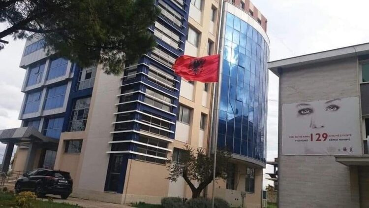 U shiste kanabis gjimnazistëve, arrestohet 15-vjeçari në Fier