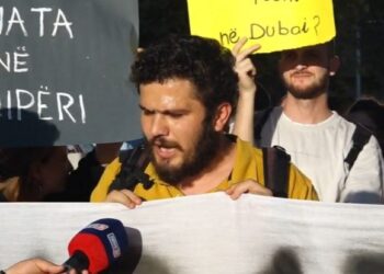 Minimumi jetik, Lëvizja Bashkë protestë para Kuvendit