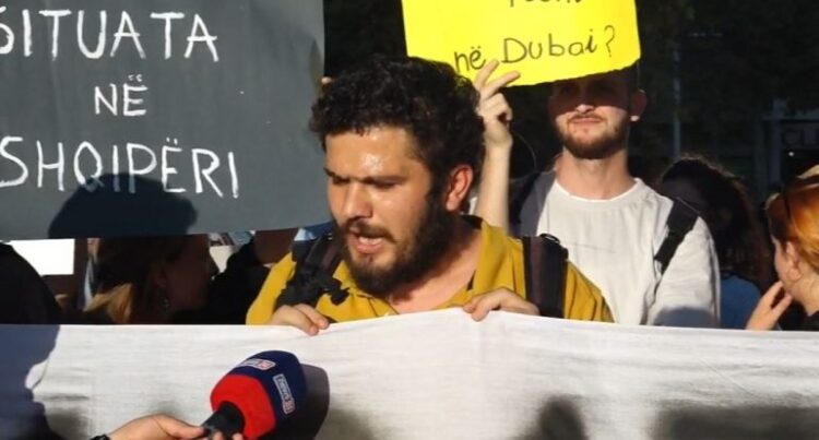 Minimumi jetik, Lëvizja Bashkë protestë para Kuvendit