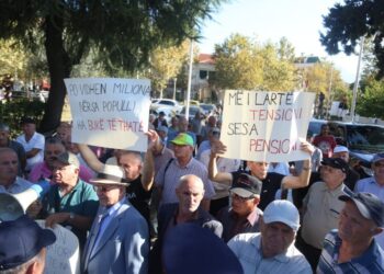 Minatorë e pensionistë përplasen me policinë përpara Kuvendit