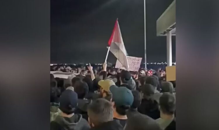 Protestues anti-hebrenj sulmojnë aeroportin në Rusi, bllokohen pasagjerët izraelitë