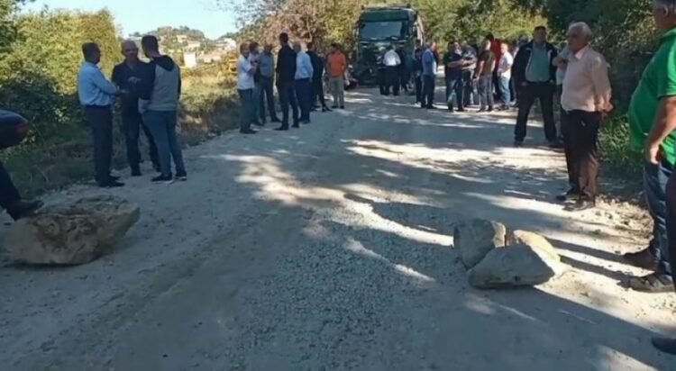 Banorët e Zall Herrit në protestë, bllokojnë rrugën me gurë