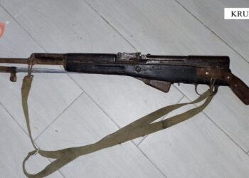 Mbante pushkën pa leje në shtëpi, arrestohet 55-vjeçari nga Kruja