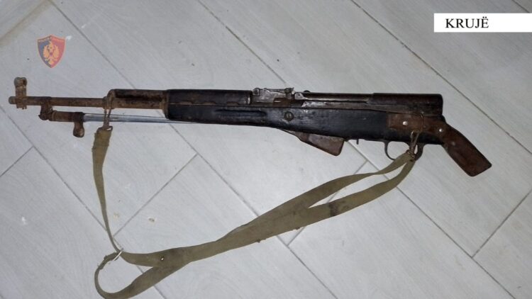 Mbante pushkën pa leje në shtëpi, arrestohet 55-vjeçari nga Kruja