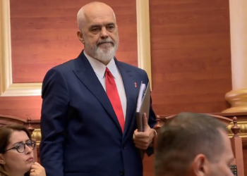 Tensione në Kuvend/ Salianji kërkon fjalën, Garda bllokon foltoren, Rama pret në këmbë…