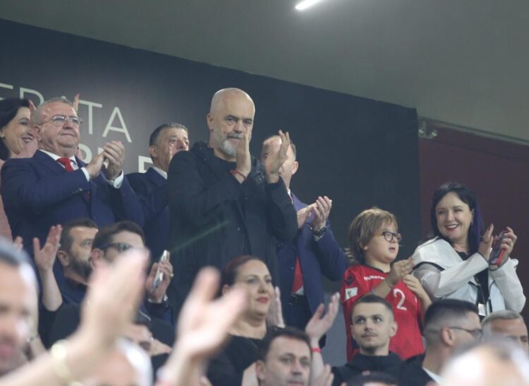 Rama falenderon Kombëtaren: Pamje që nuk i kemi parë kurrë më parë