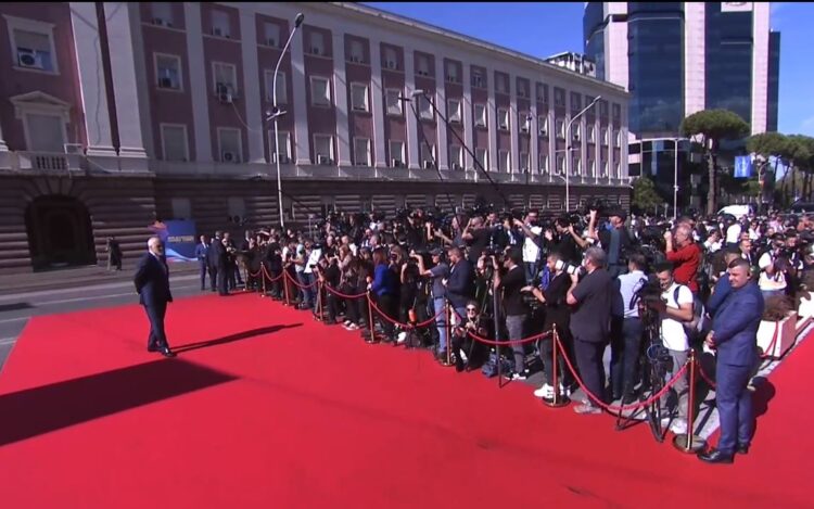 Rama batuta me gazetarët e huaj: A po ju trajtojnë mirë?