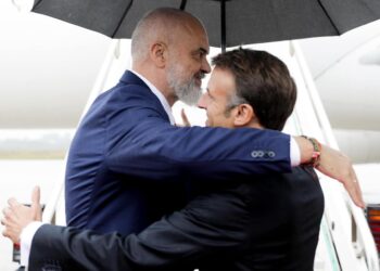 “Shihemi së shpejti President!”, Rama përcjell Macron në aeroport