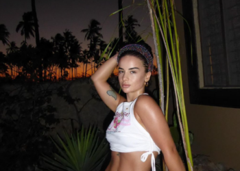 Rina Balaj provokon fansat me një foto…