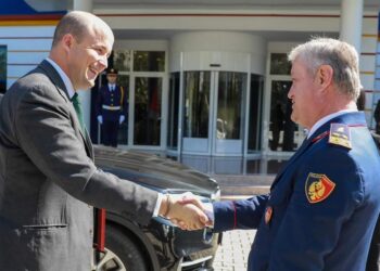 “Terrorizmi dhe krimi”, Rrumbullaku takon zyrtarë amerikanë