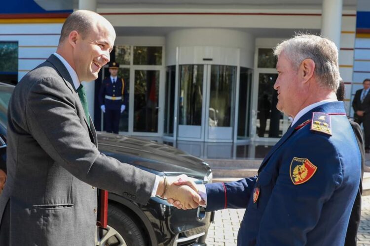 “Terrorizmi dhe krimi”, Rrumbullaku takon zyrtarë amerikanë