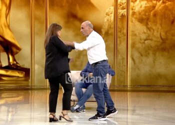 Burri godet gruan në emision: Të kapa gafil… (VIDEO)