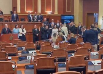 Berisha bllokon foltoren, Kuvendi njofton mbylljen e seancës plenare