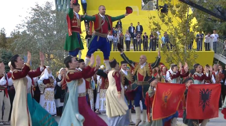 Koncert me valle e daulle, mbyllet pjesa e parë e Samitit