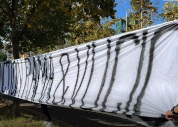 ‘Sanksiononi Ramën dhe Vuçiç’, arrestohet i riu me banderolë