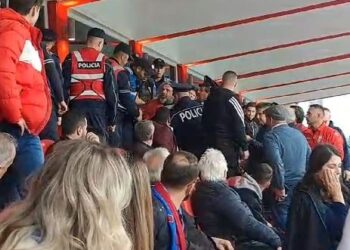 VIDEO/ Goditet me grusht Presidenti i Skënderbeut, çfarë ndodhi…