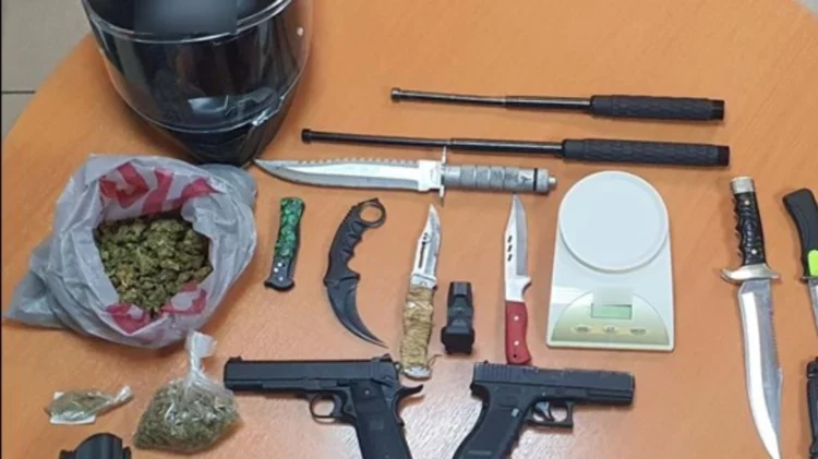 Kërcënuan me armë 17-vjeçarin shqiptar, arrestohen 4 të miturit