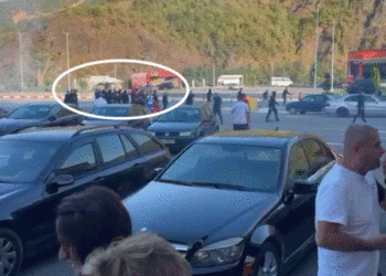 Përleshje mes tifozëve shkodranë dhe atyre të Tiranës, si nisi sherri (VIDEO)