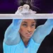 Simone Biles rikthehet me kërcimin spektakolar dhe shkruan historinë