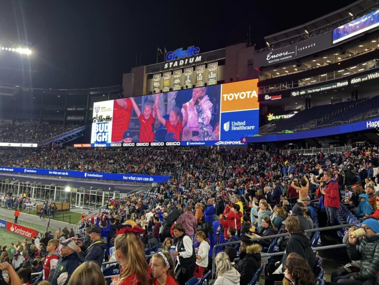 FOTO/ Kamera fikson vajzat kuqezi, stadiumi në Amerikë i duartroket