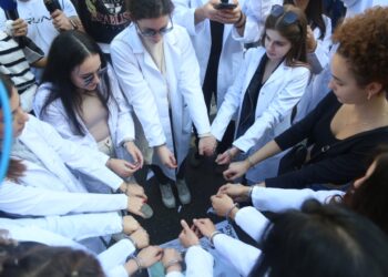 “Si të mjekojmë kështu!?” Studentët vendosin pranga para Ministrisë